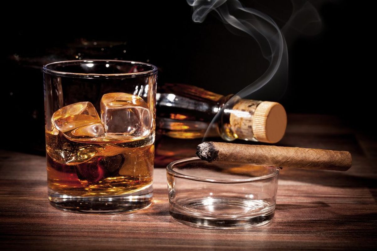 Согласно шотландской традиции, лучшая закуска виски - это сигара.